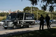 Viatura da Divisão de Controle e Custódia de Presos (DCCP) se envolve em acidente durante transporte de detentos, na EPTG.
Viatura da Divisão de Controle e Custódia de Presos (DCCP) se envolve em acidente durante transporte de detentos, na EPTG.