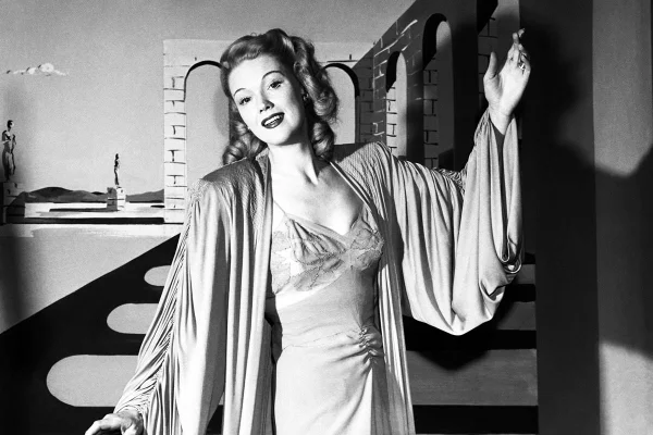 Mulher branca usando camisola nos anos 1940