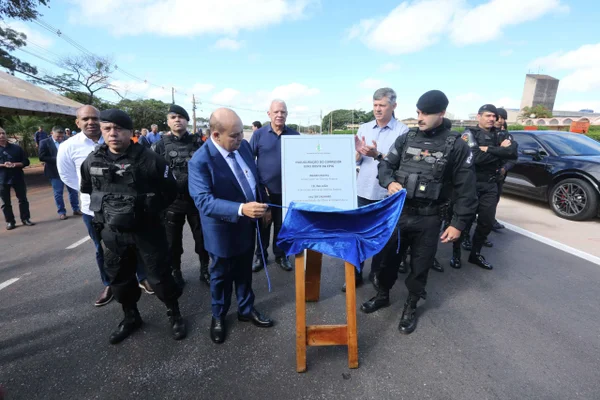 Ibaneis inaugura Viaduto Adilson, no SIG, em homenagem a subtenente
