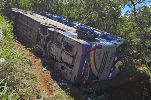 Imagem colorida mostra ônibus tombado em rodovia em Minas Gerais - Metrópoles