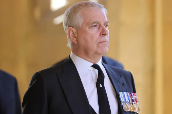 Homem de terno e com broches na lateral da roupa