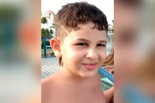 Imagem colorida de criança que morreu após tomar choque em escolinha de futebol - Metrópoles