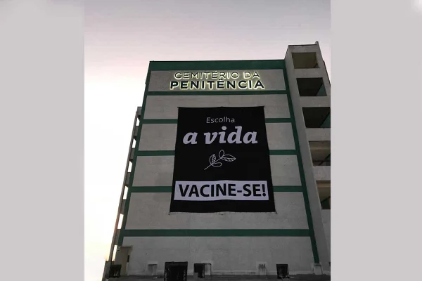 No Rio, cemitério faz campanha para promover vacinação contra Covid