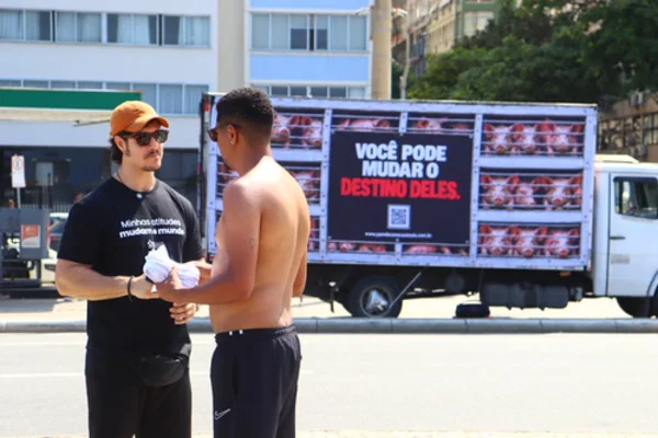 “Caminhão do Terror”: ação vegana percorre o DF com som de abate animal