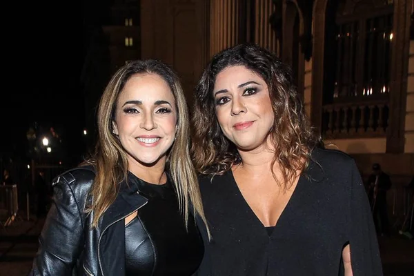 Daniela Mercury posta beijão com esposa no Instagram