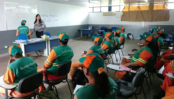 Projeto de alfabetização do DF leva garis para a sala de aula