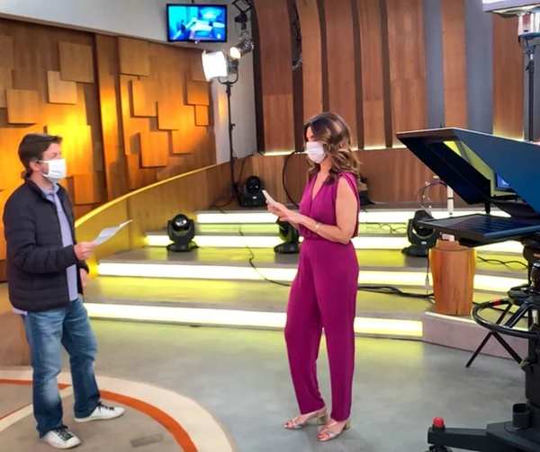 Fátima Bernardes faz convidados provarem que estão de calça em entrevista - destaque galeria Fátima Bernardes faz convidados provarem que estão de calça em entrevista - destaque galeria