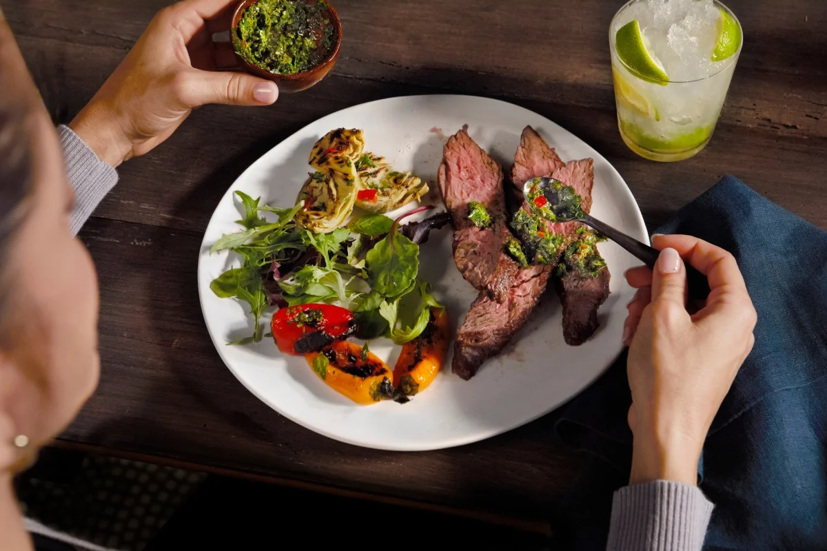 19 dos principais cortes da casa, mais de 40 opções de guarnições na mesa de salada 19 dos principais cortes da casa, mais de 40 opções de guarnições na mesa de salada