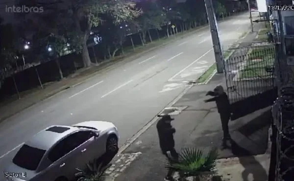 Imagem em preto e branco de assalto em frente à casa de morador do Paraná - Metrópoles