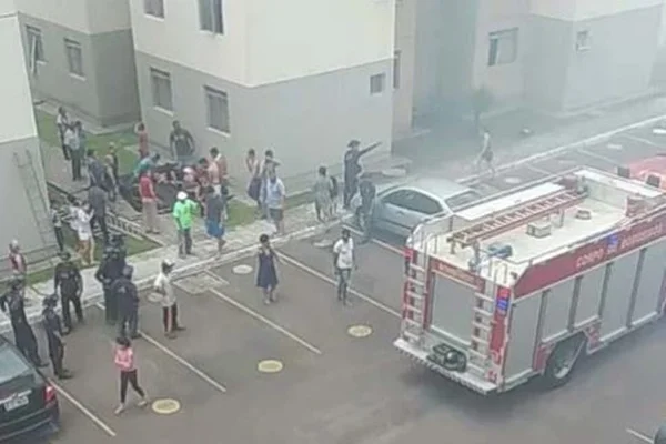 Mulher joga criança e se atira do 4º andar de prédio para fugir de incêndio
