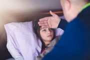Após o vírus adentrar o organismo, os sintomas da raiva em humanos começam a surgir em aproximadamente 45 dias. A manifestação da doença é semelhante a de uma gripe, tais como: dor na cabeça, mal estar, irritabilidade, fraqueza e febre. Além disso, no local da mordida também pode surgir algum desconforto, como sensação de formigamento ou de picada