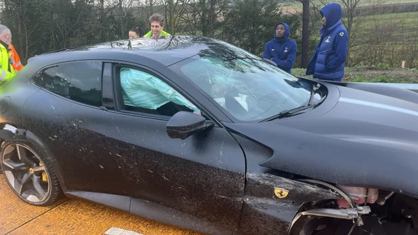 Ferrari de jogador do Tottenham totalmente destruída após acidente