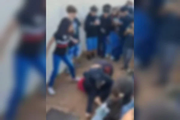 Vídeo: pancadaria de estudantes em frente a escola acaba na delegacia