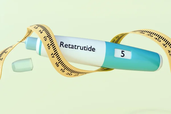 Ilustração mostra uma caneta emagrecedora com o nome Retatrutida enrolada em uma fita métrica - Metrópoles