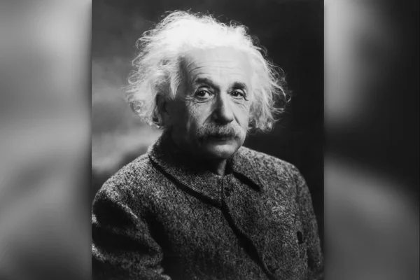 Imagem em preto e branco mostra o cientista Albert Einstein, que usava bigode e tinha cabelos brancos - Metrópoles