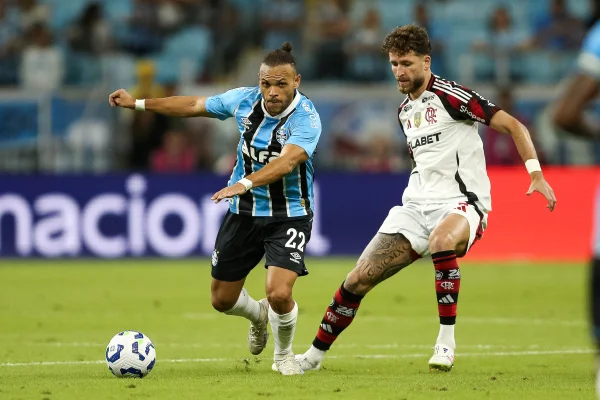 Martin Braithwaite, do Grêmio, e Leo Pereira, do Flamengo, disputam bola durante a partida entre Grêmio e Flamengo, pelo Brasileirão 2025, na Arena do Grêmio, em 12 de abril de 2025, em Porto Alegre, Brasil.