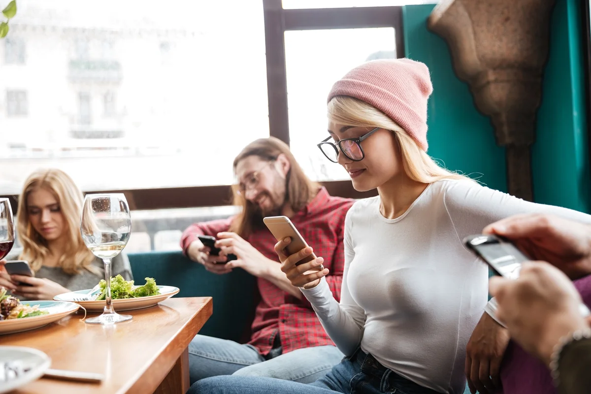 Restaurantes têm adotado regras que desmotivam ou proíbem uso de celulares