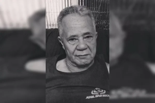 Imagem preto e branco de homem idoso com camisa regata preta