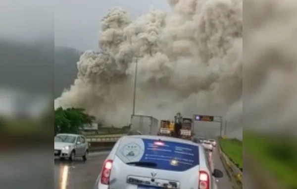 Vídeo: grande incêndio com fumaça tóxica mobiliza bombeiros em SC