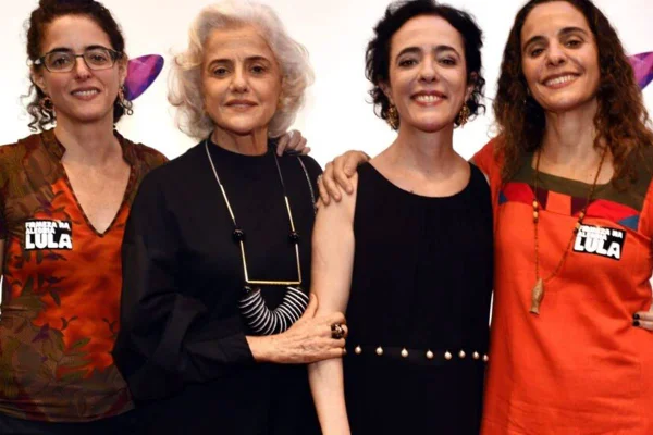 Foto colorida de Marieta Severo e filhas-Metrópoles