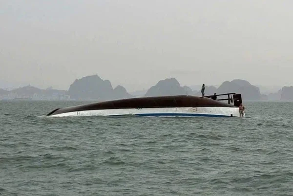 Naufrágio de barco turístico no Vietnã deixa dezenas de mortos