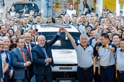 Presidente Lula ao lado de empresários chineses durante inauguração da fábrica da montadora chinesa GWM, em Iracemápolis, no interior de São Paulo
