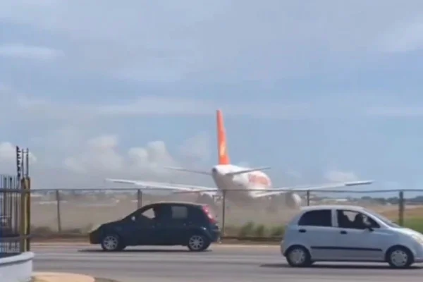 Imagem colorida, Avião de Maduro derruba cerca de aeroporto e prejudica motociclista-Metrópoles