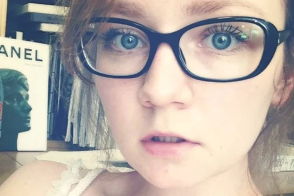 Anna Delvey, que inspirou série na Netflix, em selfie. Ela é loira, usa óculos e tem olhos azuis - Metrópoles