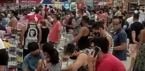 Em Santos, turistas lotam supermercados em pleno lockdown