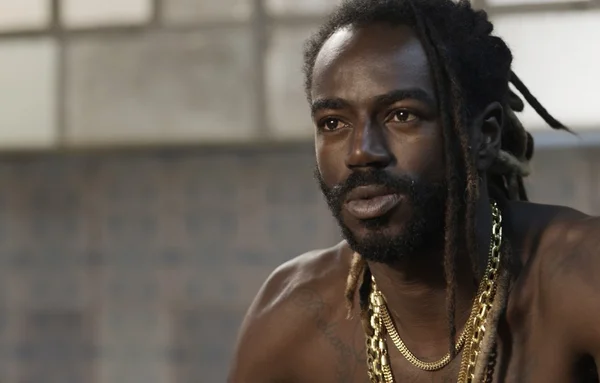 Ator de A Força do Querer é alvo de racismo e recebe apoio de colega