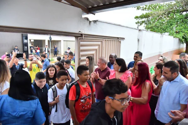 imagem colorida alunos voltam as aulas aparecida de goiania
