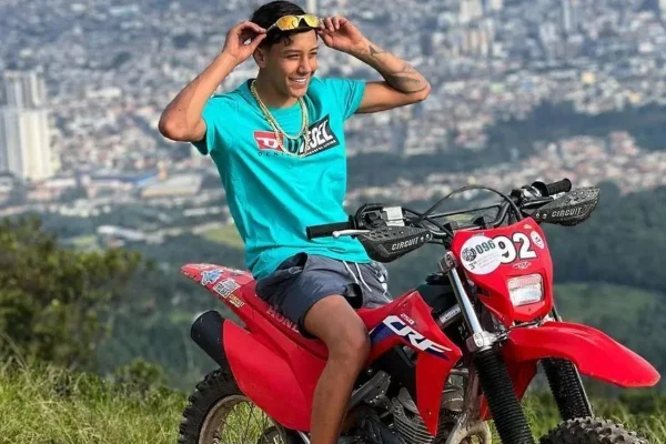 Influenciador reaparece na web após levar tiro na cabeça