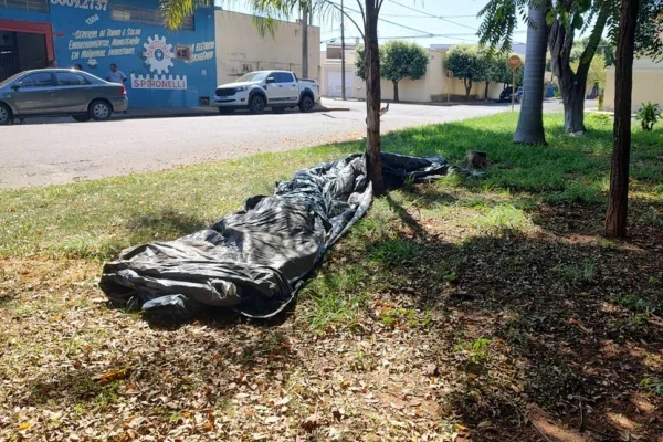 Imagem colorida mostra corpo em decomposição enrolado em lona encontrado pela polícia em Araçatuba - Metrópoles