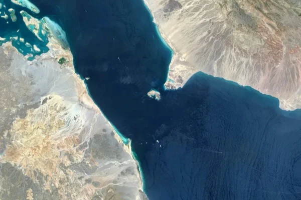 Vista de satélite do estreito de Bab al-Mandeb, com 32 quilômetros de largura, localizado no Mar Vermelho, entre a ponta sudoeste da Península Arábica (à direita) e o Chifre da África (à esquerda) - Metrópoles