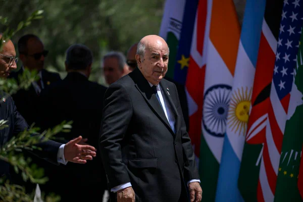 Imagem colorida mostra o presidente da Argélia - Metrópoles