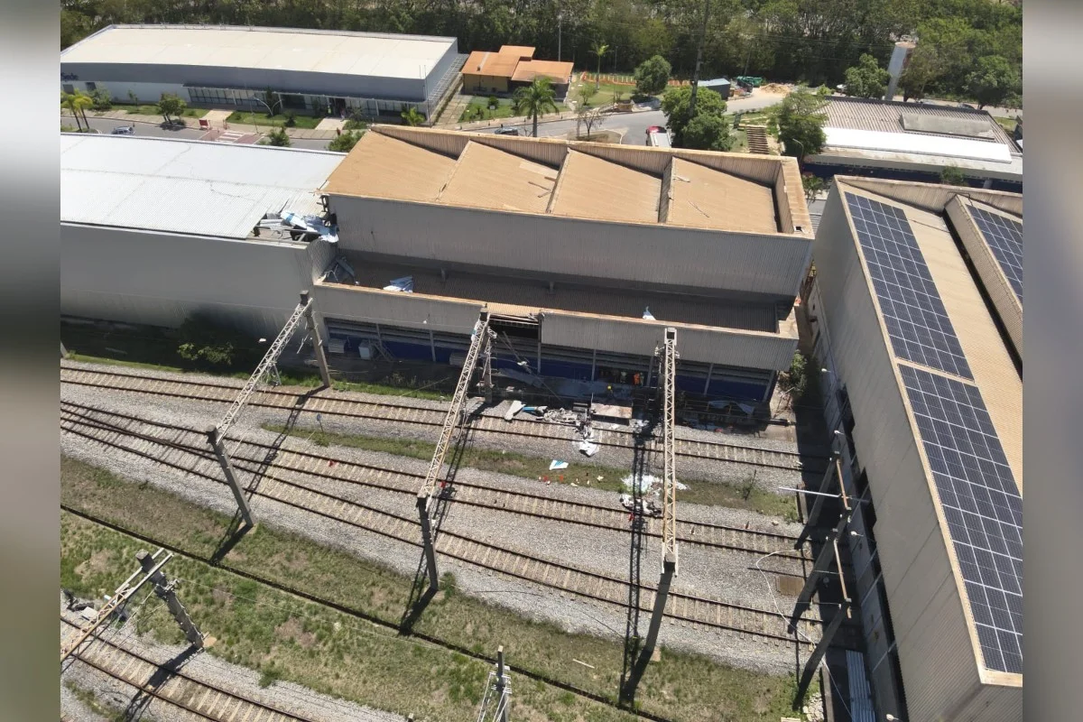 Testemunhas relataram que o avião sobrevoava a região em baixa altitude antes de ouvirem estouros e perceberem a fumaça Testemunhas relataram que o avião sobrevoava a região em baixa altitude antes de ouvirem estouros e perceberem a fumaça