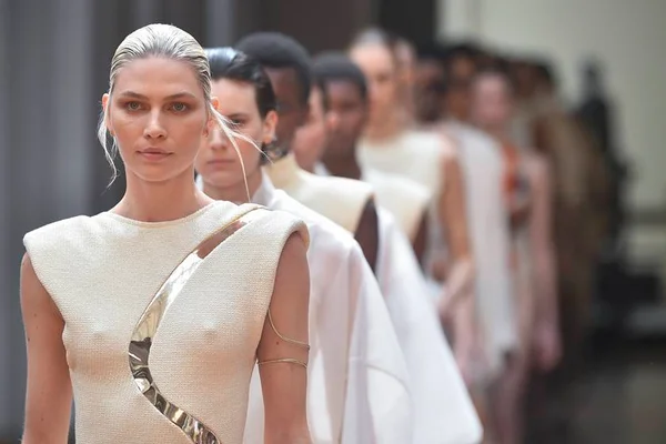 Textura, estampas e neon marcam desfile de Lenny Niemeyer no SPFWN47