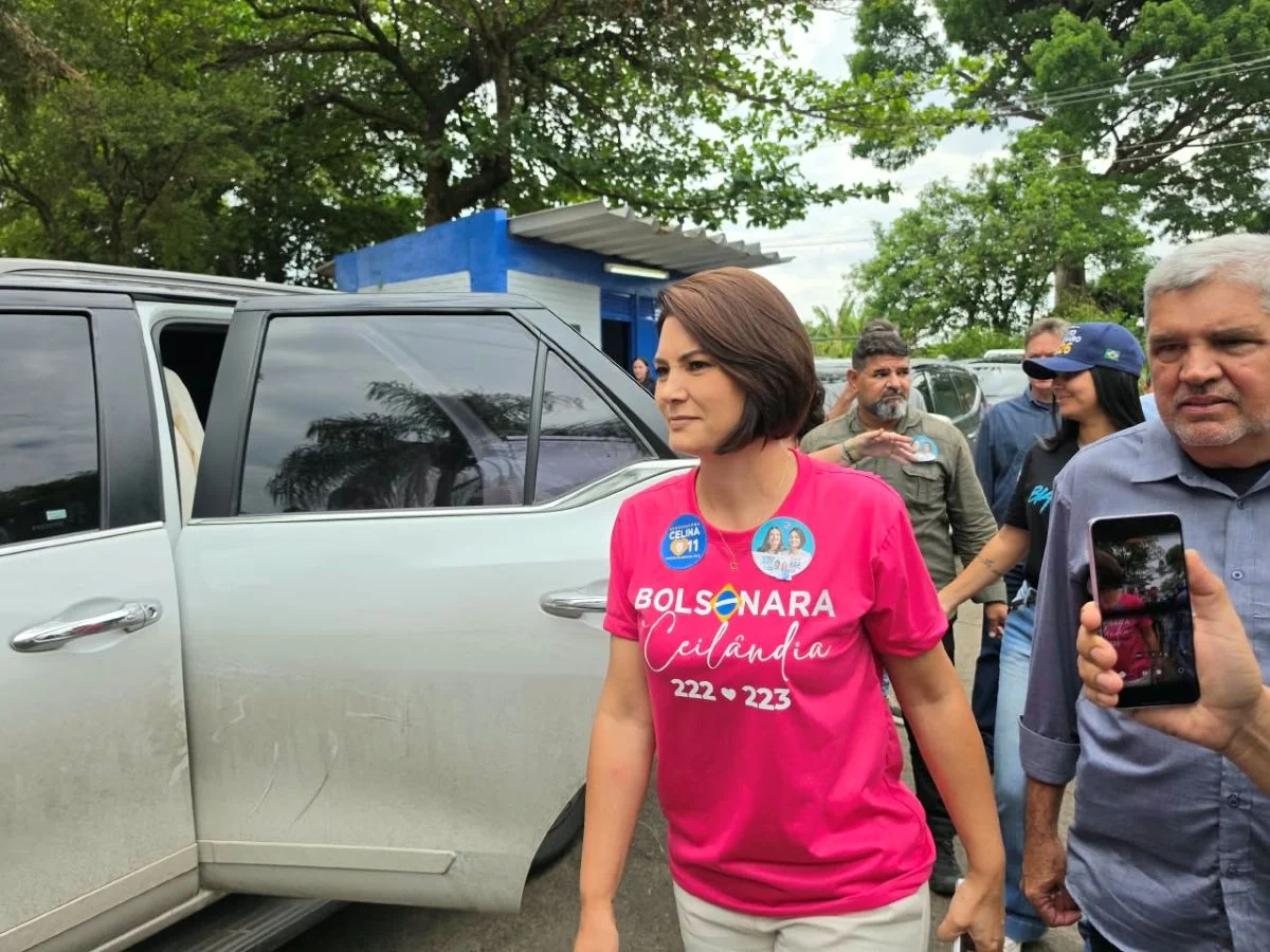 Michelle Bolsonaro usa blusa escrito "Bolsonara de Ceilândia" Michelle Bolsonaro usa blusa escrito "Bolsonara de Ceilândia"
