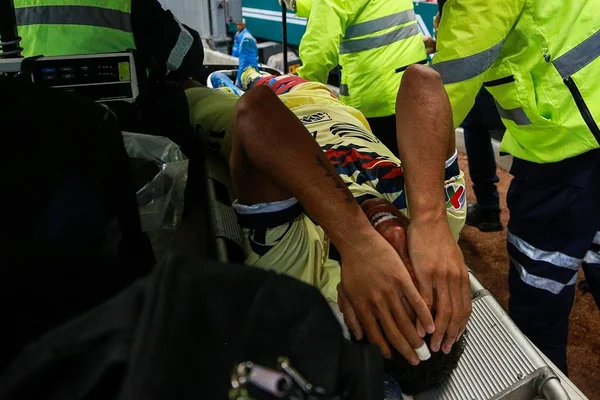 Imagem forte! Jogador fica com buraco na coxa após dividida de bola