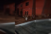 Antes da chegada dos bombeiros, vizinhos tentaram usar água da piscina para apagar o fogo Antes da chegada dos bombeiros, vizinhos tentaram usar água da piscina para apagar o fogo