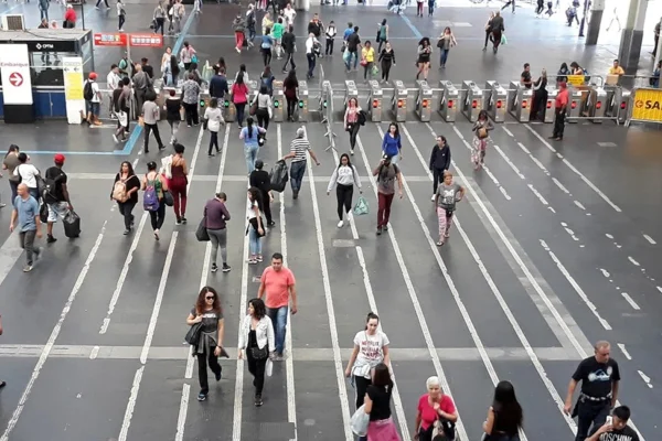 Imagem aérea de catracas de estação de trem, com passageiros circulando ao redor - Metrópoles