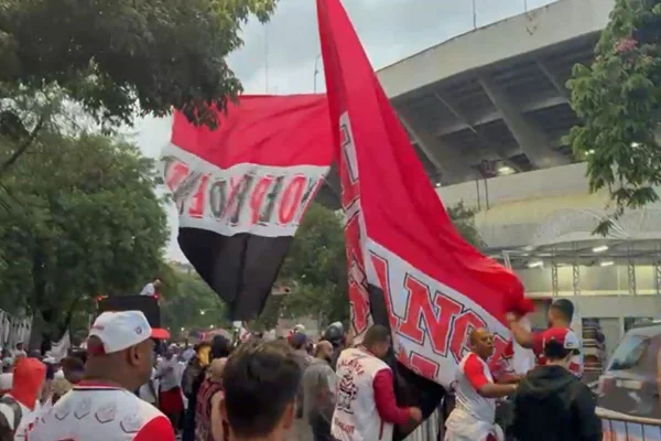 Protesto de torcedores do São Paulo em frente ao Morumbis contra Julio Casares - Metrópoles