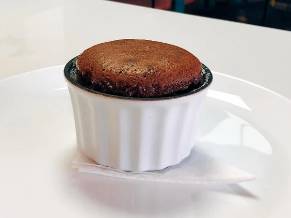 Cozinha de Solteiro: veja como fazer um aerado suflê de chocolate