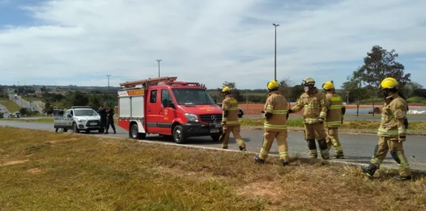 bombeiros em atendimento