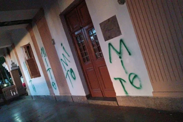 Pichações com símbolos nazistas e palavras de ordem em apoio ao presidente Bolsonaro em tinta verde, em centro do MST. O local foi incendiado em Caruaru, Pernambuco - Metrópoles