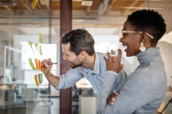 Deu match? Saiba se namoro no trabalho pode impactar a produtividade