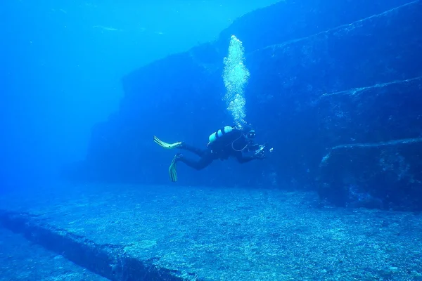 Imagem colorida mostra monumento Yonaguni, no Japão - Metrópoles