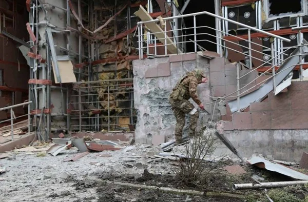 Edifício danificado é vista em Kievsky Rayonda de Donetsk, Ucrânia - Metrópoles