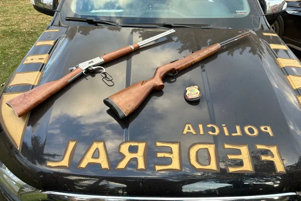 Espingardas encontradas durante a operação Lesa Pátria