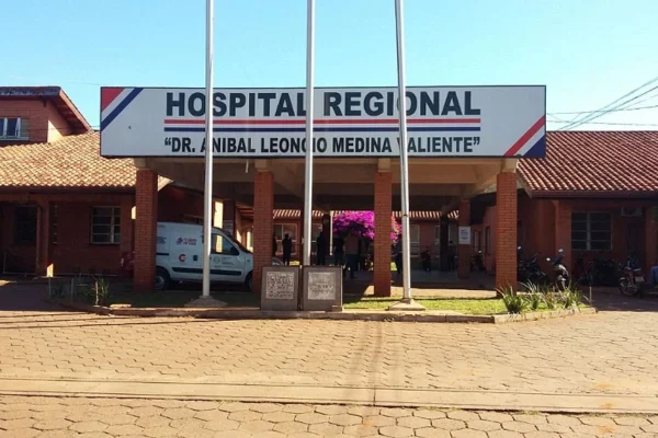 Foto colorida da fachada do Hospital Regional de Pedro Juan Caballero - Metrópoles